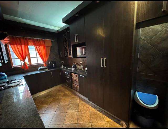 3 BEDROOM TOWNHOUSE FOR SALE IN AERORAND